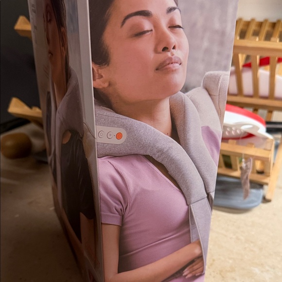 Sharper Image Gray Neck and Shoulder RealTouch Shiatsu Massager - Picture 3 of 9